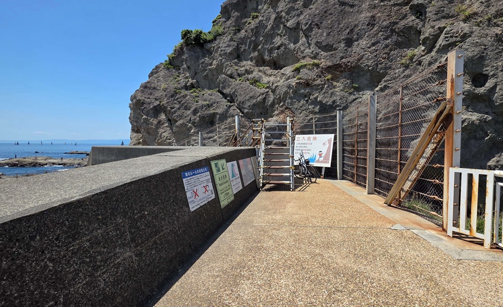 江の島 海岸へ降りる道
