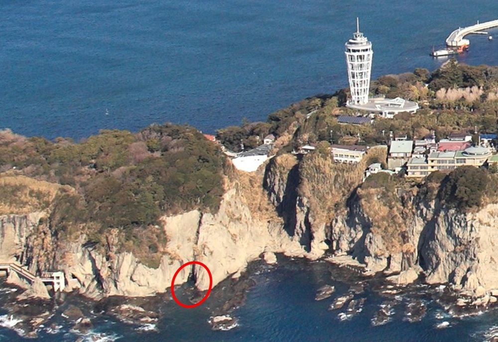 江の島 海岸沿いと裂け目 上空