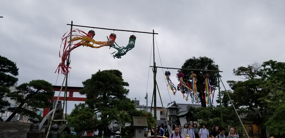 鶴岡八幡宮 七夕飾りが風で揺れている様子