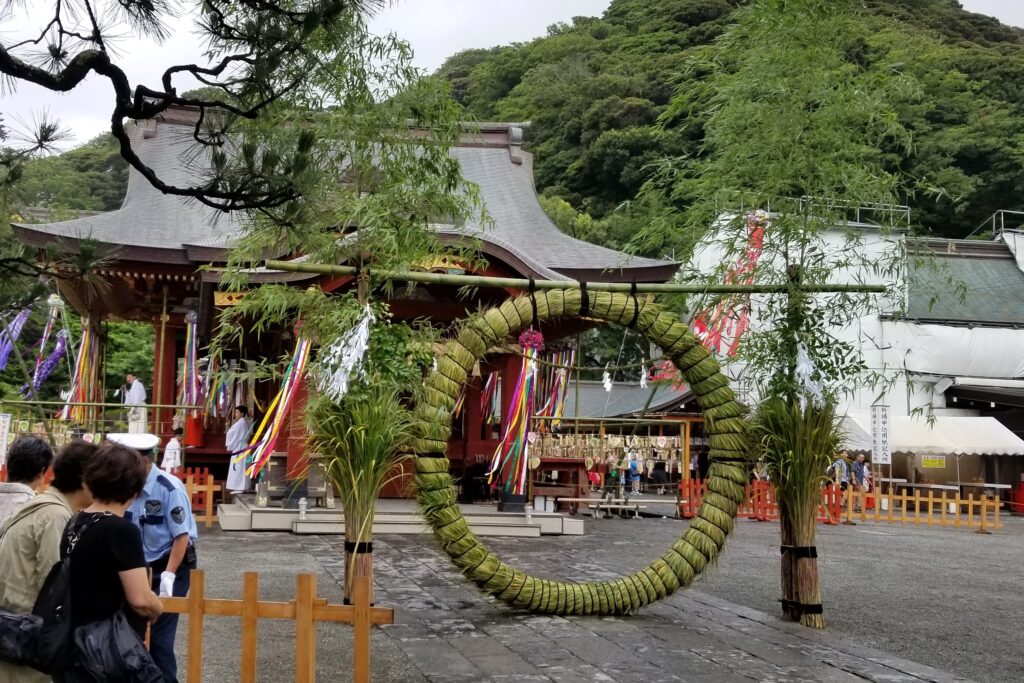 鶴岡八幡宮　舞殿前に置かれた茅の輪