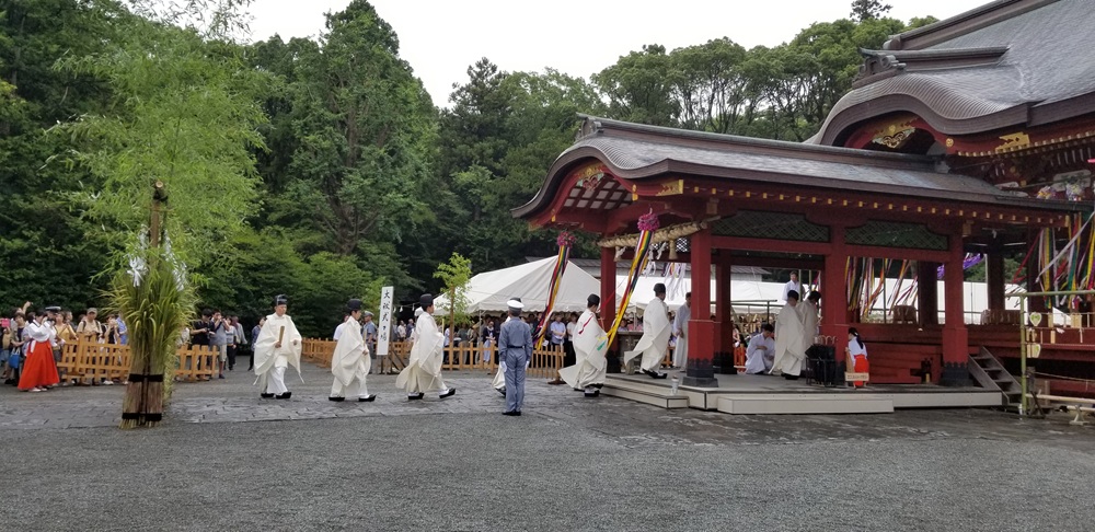 鶴岡八幡宮 大祓式のために舞殿に上がる神職たち