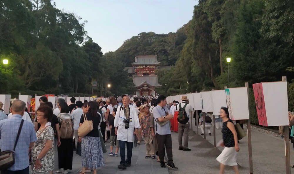 鶴岡八幡宮　ぼんぼり祭　夕方の参道