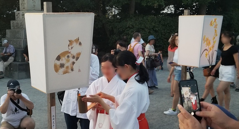 鶴岡八幡宮　ぼんぼり祭　巫女による献灯