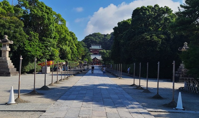 鶴岡八幡宮　ぼんぼり祭　朝の参道