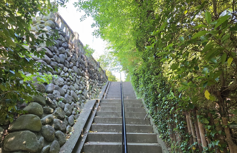 小袋谷　厳島神社へと続く階段