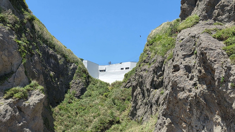 江の島 海岸沿いからみた建物