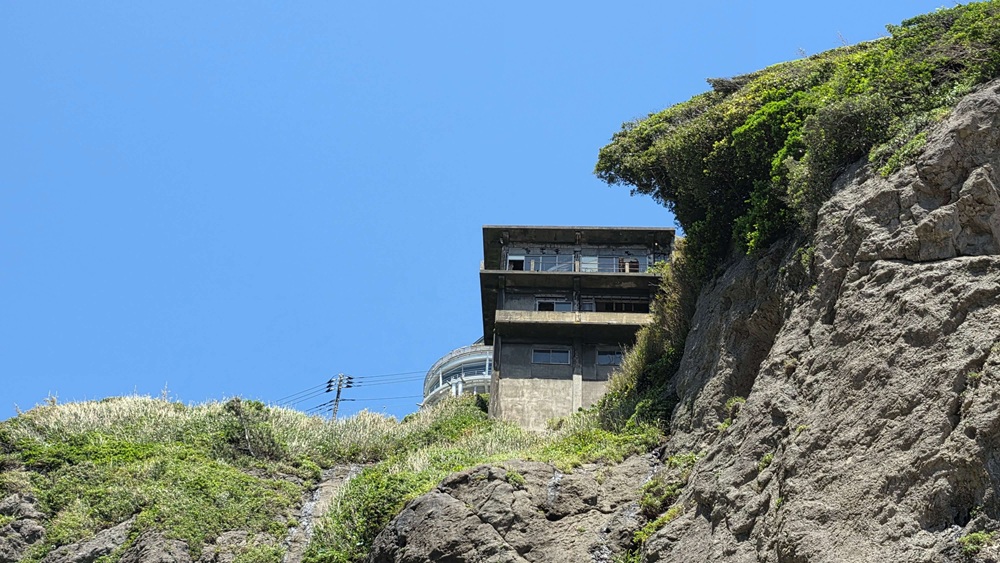 江の島 海岸沿いからみた建物