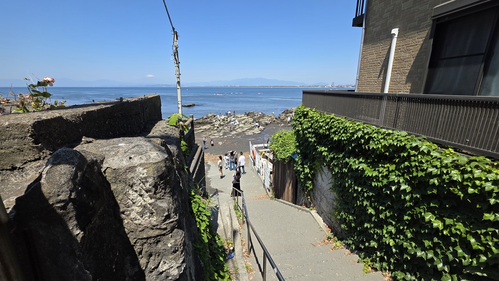 江の島 海岸へ抜ける道と海岸