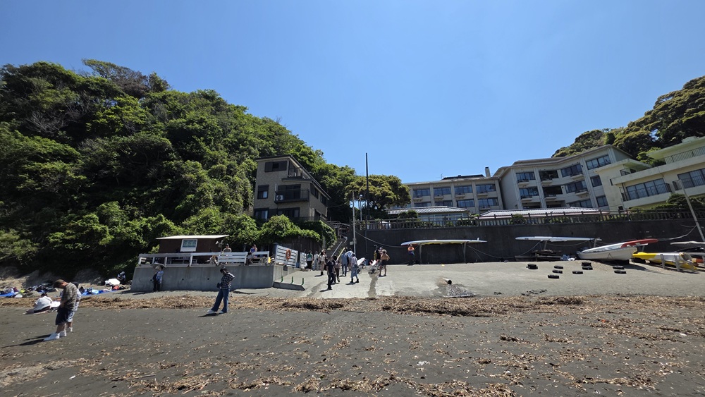 海岸から江の島を見る