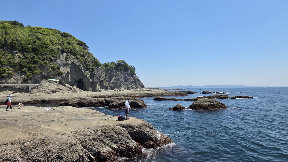 江の島 海岸沿いと岩場