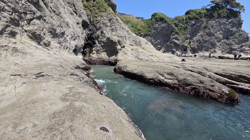 江の島 海岸沿いと岩場の裂け目