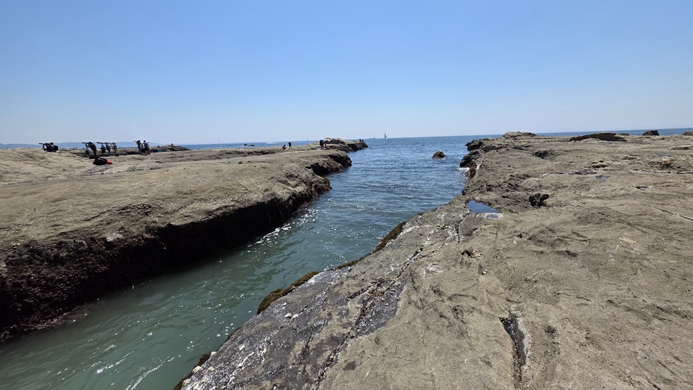 江の島 海岸沿いと裂け目
