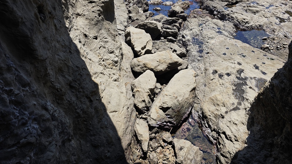 江の島 橋の下から見た岩場