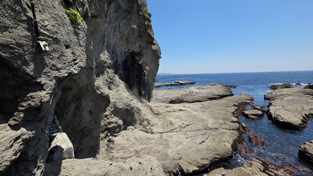 江の島 海岸沿いと岩場