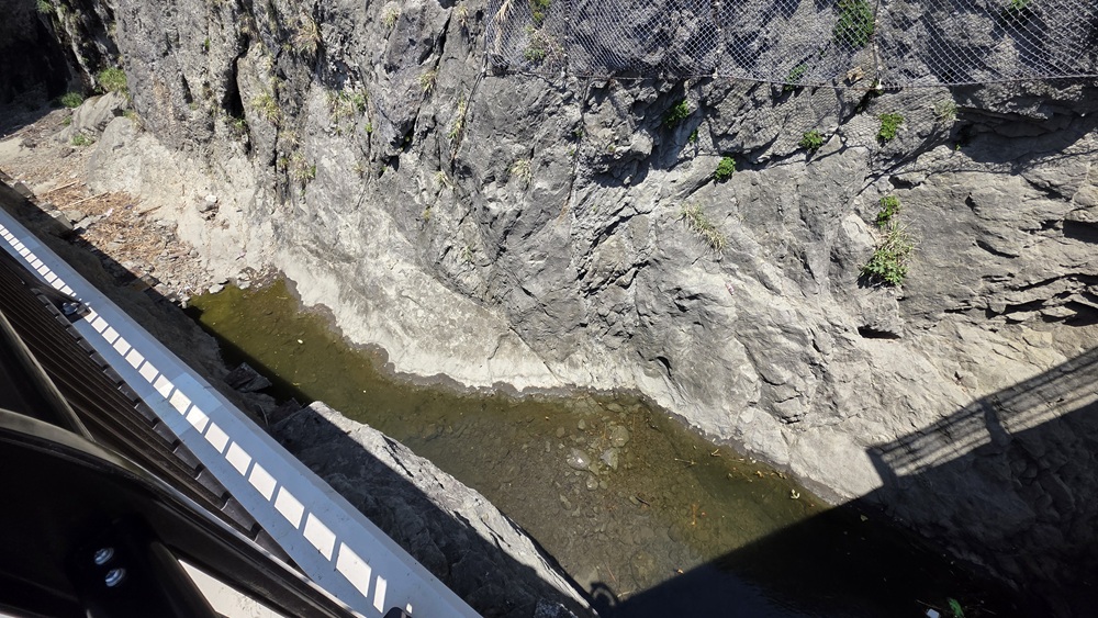 江の島 橋の下から見た岩場