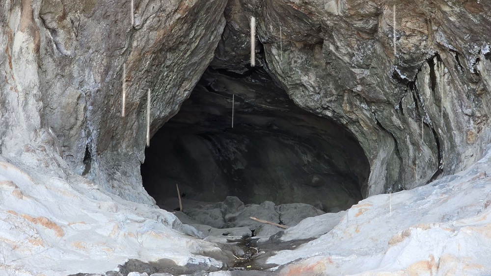江の島 海岸沿いの洞窟