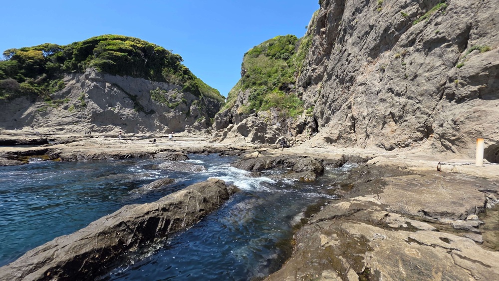 江の島海岸と波