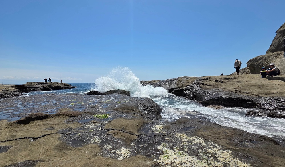 江の島海岸沿いと波