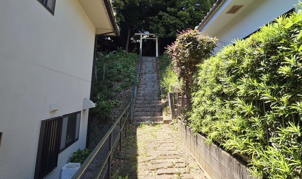 城廻の第六天社　へ続く階段