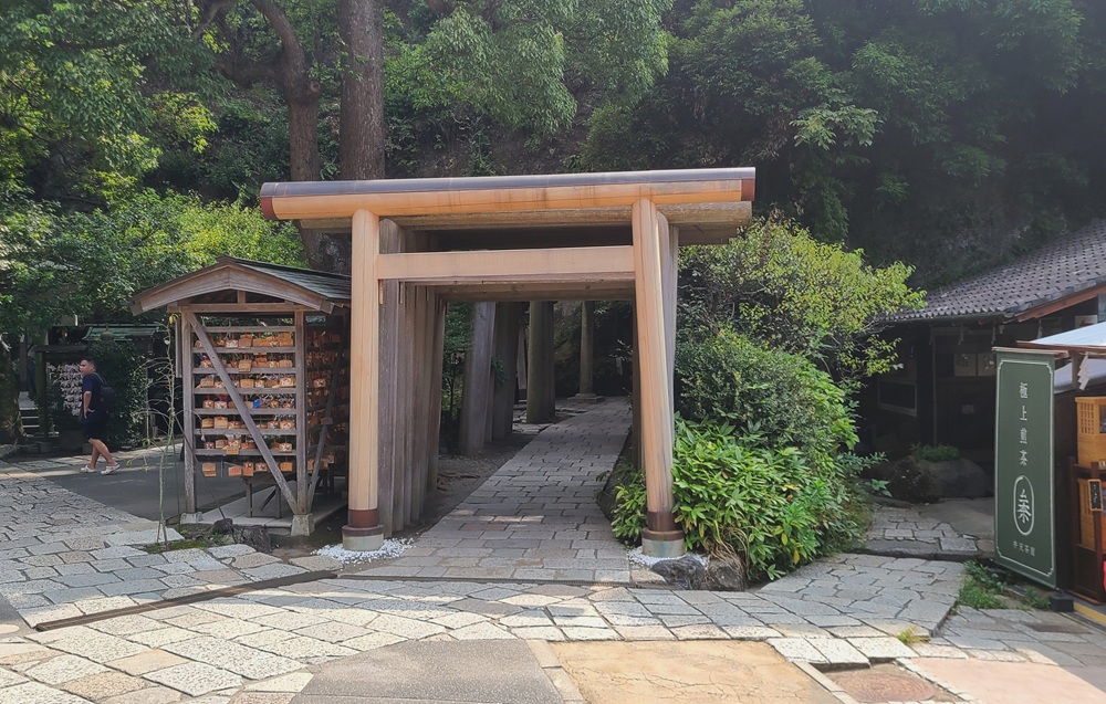 銭洗弁財天宇賀福神社 境内