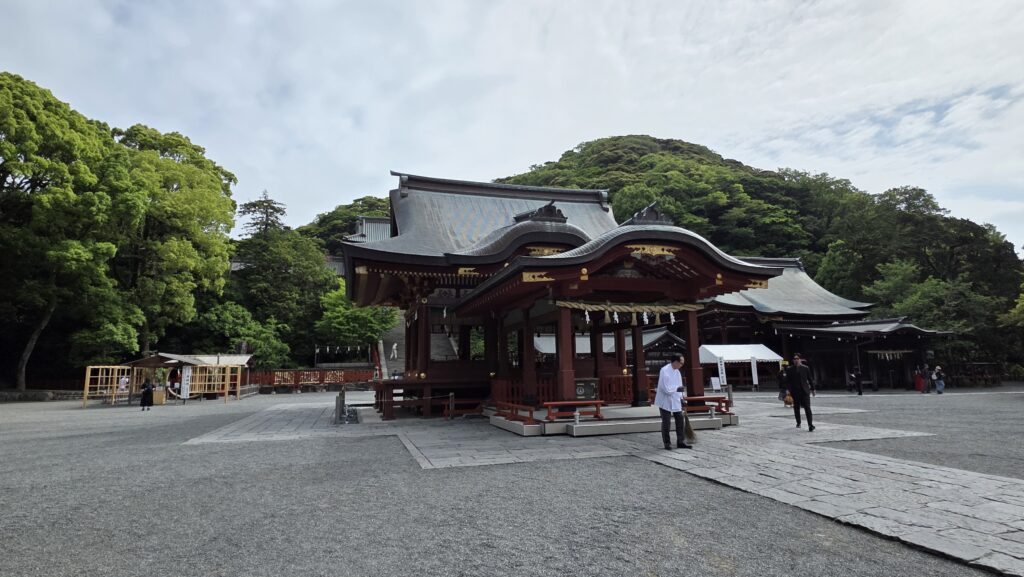 鶴岡八幡宮 舞殿と奥に茅の輪