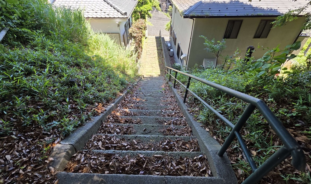 城廻の第六天社　へ続く階段