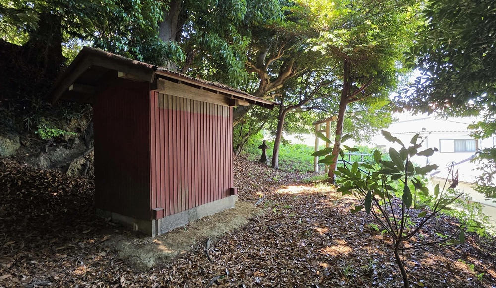 城廻の第六天社　斜め後ろ姿