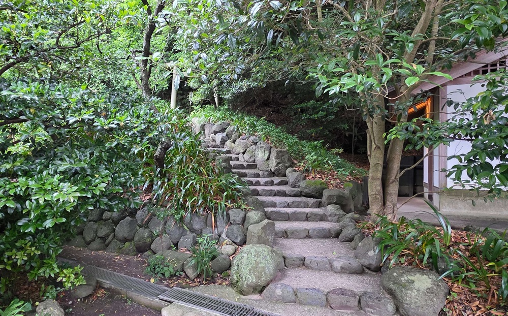 荏柄天神社　熊野権現への階段