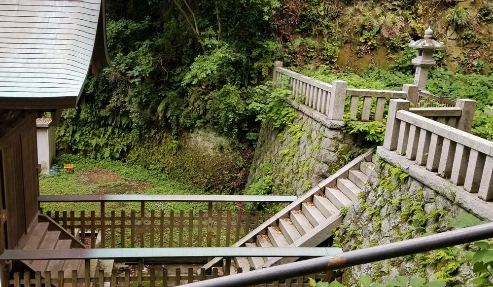社殿の裏の本殿