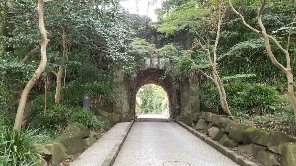 母屋までの道にあるトンネル