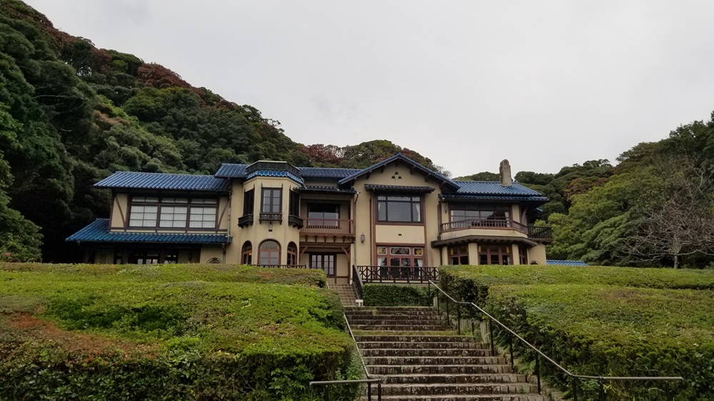 庭からみた鎌倉文学館全景