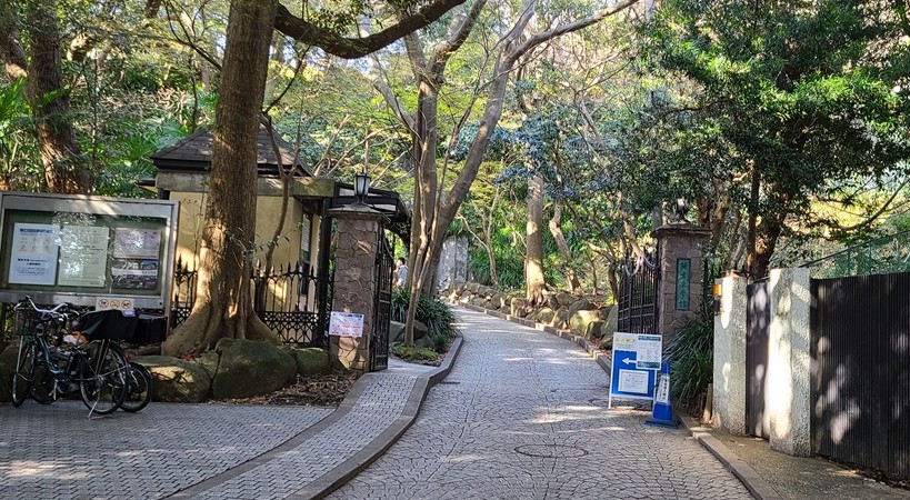 鎌倉文学館入り口の受付と門