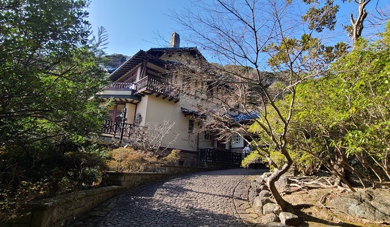 トンネルの先で見える母屋