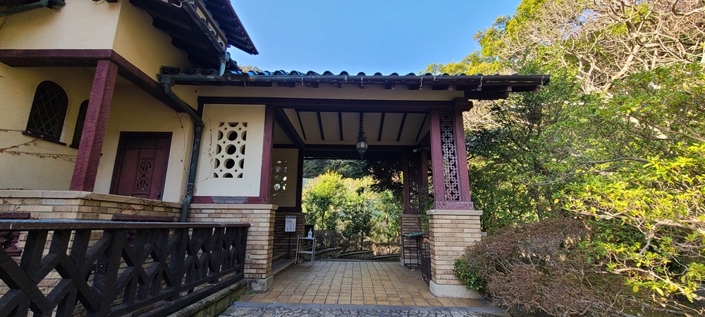 鎌倉文学館玄関アプローチ