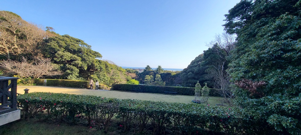 鎌倉文学館から海を見る