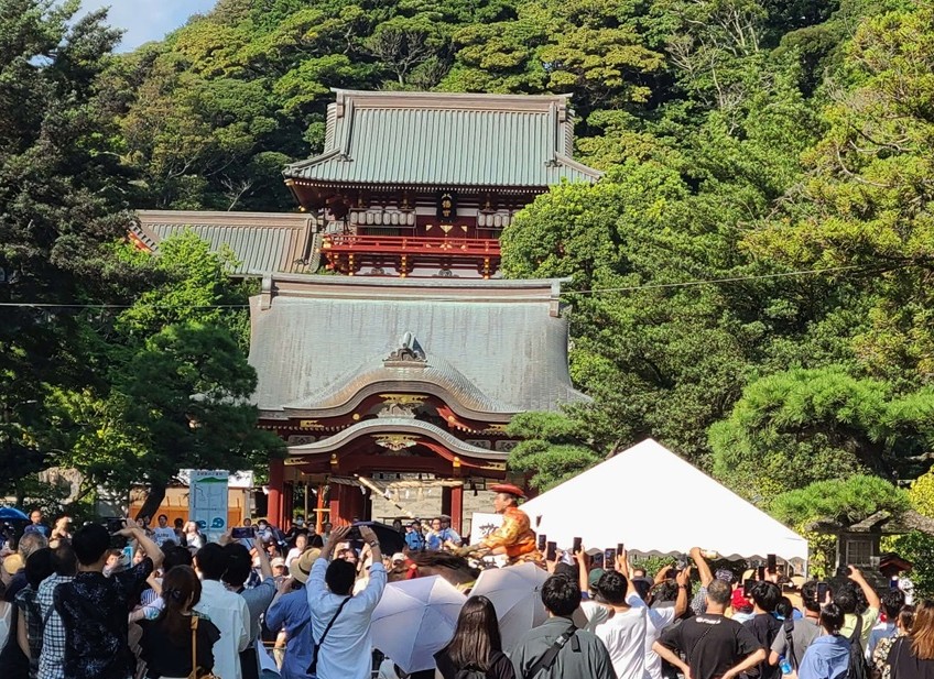 2023年の流鏑馬の馬が疾走している様子
