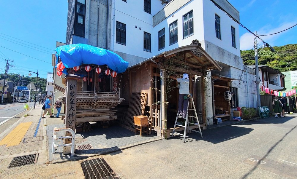 甘縄神明社入り口例祭準備