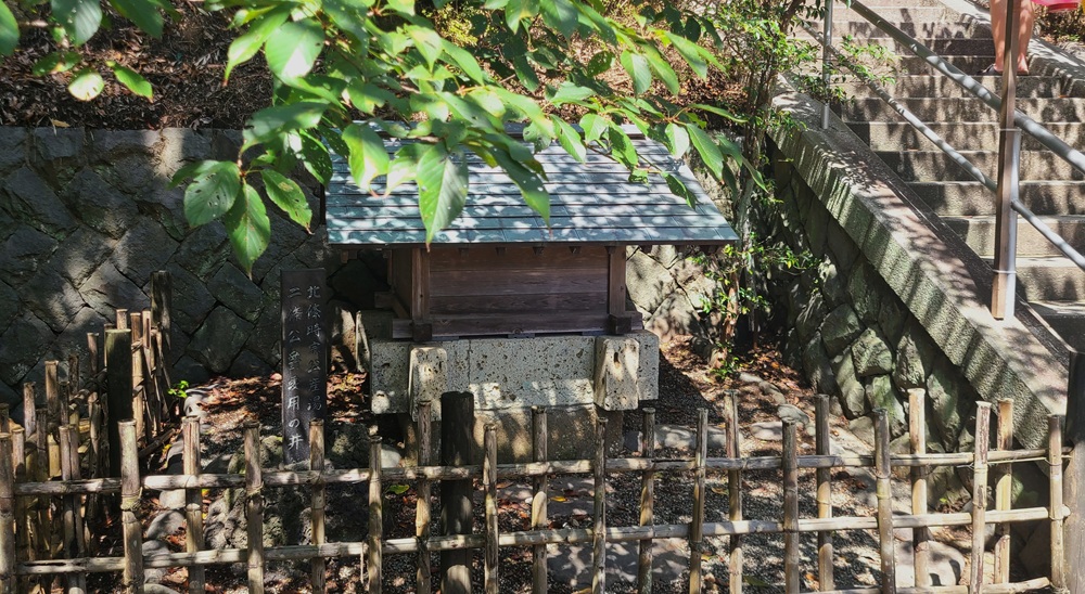 甘縄神明社境内にある北条時宗産湯井戸