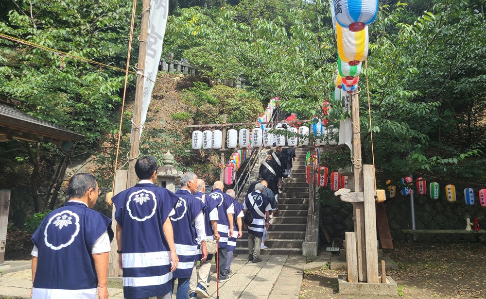甘縄神明社の階段を登る氏子たち