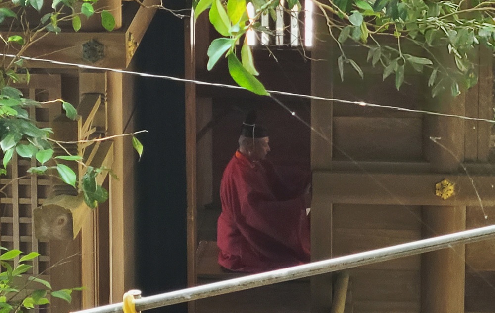 甘縄神明社の本殿にて神事中