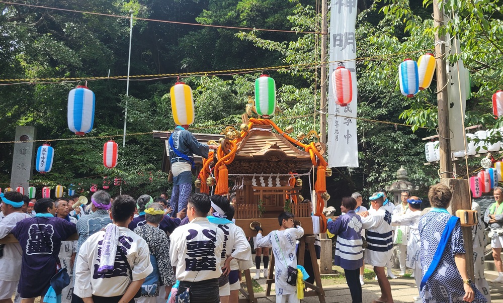 神輿の調整中