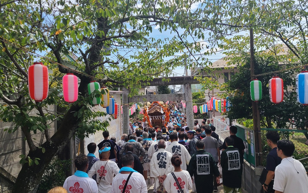 甘縄神明社を出る神輿