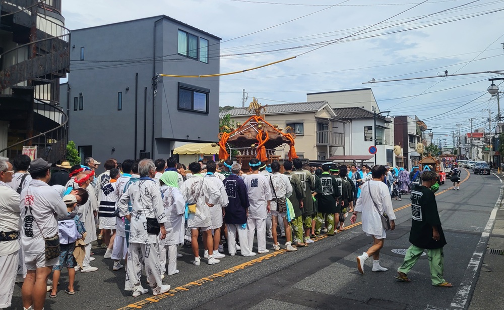 由比ガ浜通りを和田塚方面へ巡行