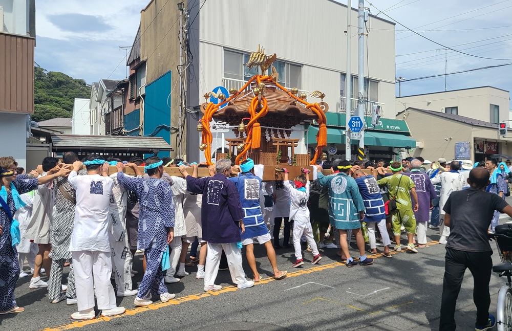 バスが通るので避けてます
