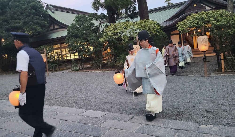 社務所から出る神職たち