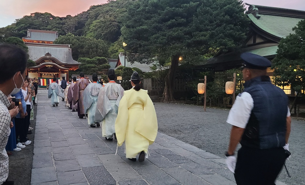 本殿に向かう神職たち