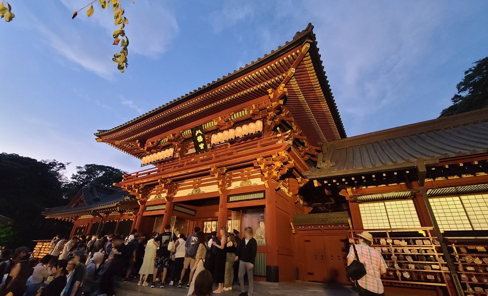 宵闇祭を見学する人達と本殿