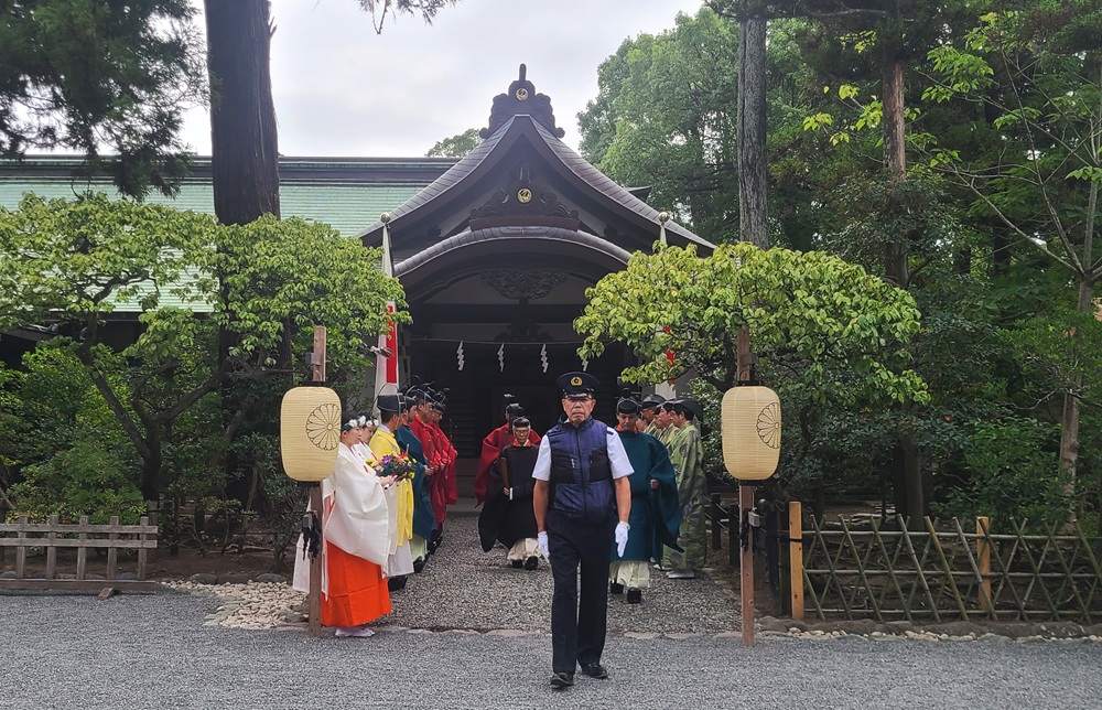 社務所を出発する神職たち