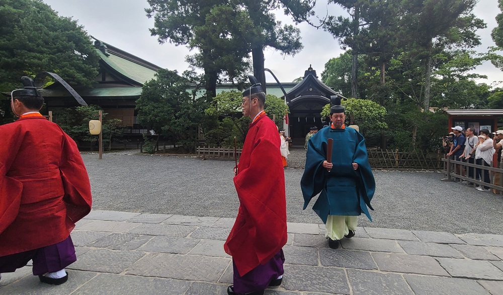 社務所を出発する神職たち
