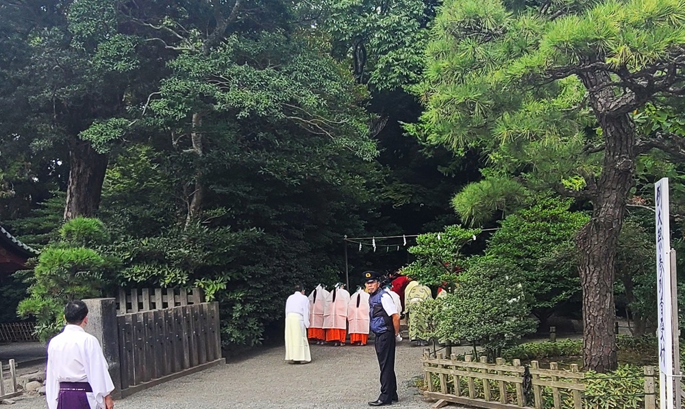 禊をする神職・巫女たち